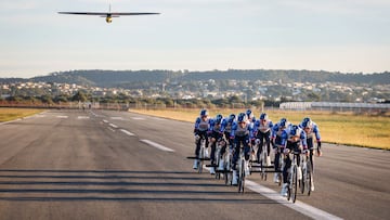 MALLORCA, 10/12/2025.- Nueve ciclistas del Red Bull ?Bora ? Hansgrohe, liderados por el alemán Florian Lipowitz, tercero en el Tour de Francia, han marcado un hito histórico en Mallorca al remolcar y hacer despegar una avioneta utilizando únicamente la fuerza humana de sus componentes, conectados por arneses para impulsar y facilitar el despegue del aparato. Se trata de un desafío inédito, bautizado como Peloton Takeoff, protagonizado por los ciclistas del equipo Red Bull Bora Hansgrohe, que lograron lanzar al aire un planeador pilotado por el aviador Andy Hediger, utilizando únicamente la energía humana. EFE/Red Bull -SOLO USO EDITORIAL/SOLO DISPONIBLE PARA ILUSTRAR LA NOTICIA QUE ACOMPAÑA (CRÉDITO OBLIGATORIO)-