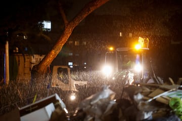 La UME, el Ejército y la Guardia Civil siguen con los trabajos a pesar de la lluvia que cae en Valencia.