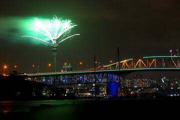 Fuegos artificiales en Auckland, ciudad más grande y poblada de Nueva Zelanda. Primer país que celebra la llegada del nuevo año.

Huso Horario GMT +13