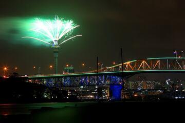 Fuegos artificiales en Auckland, ciudad m¨¢s grande y poblada de Nueva Zelanda. Primer pa¨ªs que celebra la llegada del nuevo a?o.
Huso Horario GMT +13