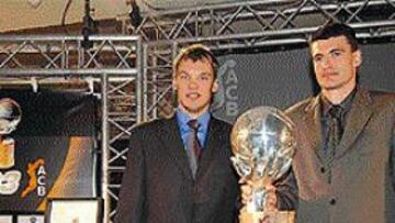 <b>LÍDERES.</B> Jasikevicius y Perasovic, con el trofeo para el campeón.