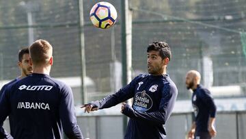 Juanfran, cabeceando un bal&oacute;n durante un entrenamiento del Deportivo en Abegondo.