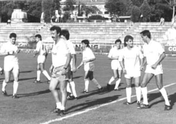 Una vez abandonada la práctica del fútbol, Vicente Del Bosque se incorporó como técnico en las categorías inferiores del Real Madrid. Su primer partido como técnico profesional fue el 29 de agosto de 1987. El Castilla se enfrentó al Oviedo.