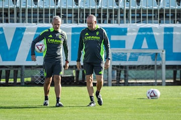 VÍctor FernÁndez y su ayudante Javi Suárez, en un entrenamiento de esta semana.