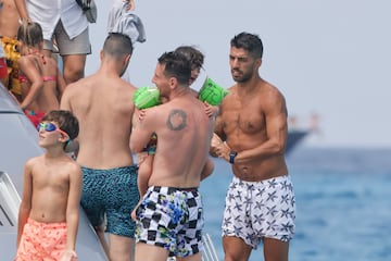 Leo Messi, Luis Su¨¢rez y Cesc F¨¢bregas han disfrutado de un d¨ªa en barco por la costa de Ibiza. Los tres jugadores se encuentran de vacaciones antes de la vuelta al trabajo.