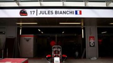 El equipo Marussia ha querido homenajear a Bianchi y han preparado el box en Sochi como si el galo fuera a correr.