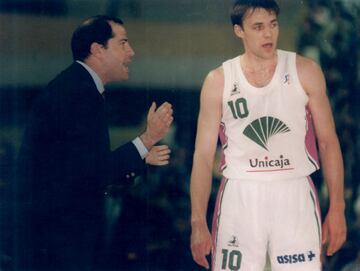 Fue subcampeón de la Lliga ACB con el Unicaja de Málaga en la temporada 1994-1995. En la imagen, Imbroda charla con Serguéi Babkov.