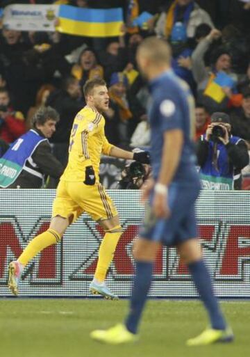 Partido de ida Ucrania-Francia. 2-0. Yarmolenko celebra el segundo gol que ha marcado de penalti.