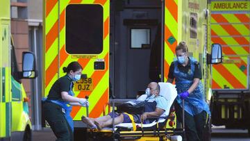 London (United Kingdom), 19/04/2020.- An ambulance crew wear PPE (Personal Protective Equipment) as they deal with a patient at Royal London Hospital in London, Britain, 19 April 2020. Britain's National Health Service (NHS) is experiencing a shortage of PPE due to the ongoing coronavirus COVID-19 pandemic. Countries around the world are taking increased measures to stem the widespread of the SARS-CoV-2 coronavirus which causes the COVID-19 disease. (Reino Unido, Londres) EFE/EPA/NEIL HALL