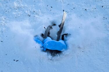 Un esquiador de Kazajstán queda, literalmente, incrustado en la nieve tras sufrir una aparatosa caída mientras realizaba un salto durante una sesión de entrenamiento de esquí acrobático o de estilo libre. La imagen tuvo lugar en los Juegos Asiáticos de Invierno de Harbin 2025 en Yabuli, en la provincia de Heilongjian, al noreste de China. 