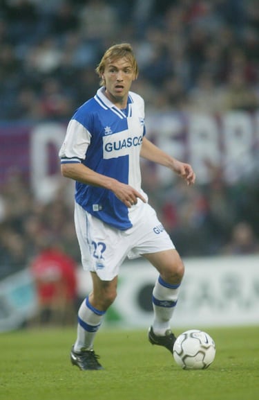 En el verano de 2001, firmó por el Deportivo alavés, cedido por el Ajax. En el equipo vitoriano, jugó 27 partidos en su única temporada en Vitoria.