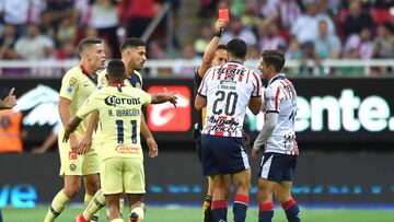 El mediocampista, ya con experiencia en el Clásico Nacional pero con la casaca azulcrema, cometió un pisotón sobre Guido Rodríguez, que le costó la tarjeta roja.
