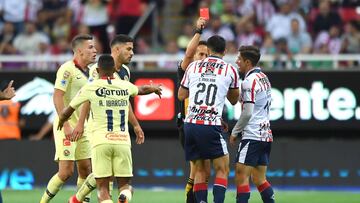 El mediocampista, ya con experiencia en el Cl&aacute;sico Nacional pero con la casaca azulcrema, cometi&oacute; un pisot&oacute;n sobre Guido Rodr&iacute;guez, que le cost&oacute; la tarjeta roja.