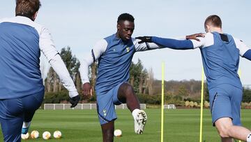 Davinson S&aacute;nchez durante un entrenamiento con Tottenham.