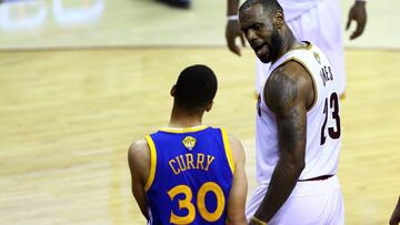 LeBron James se dirige a Stephen Curry.