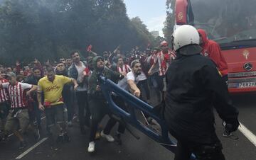 Los seguidores del Sporting de Gijón protagonizaron graves incidentes, con la policía, a la llegada del autobús del Sporting, en las inmediaciones del Molinón. 
