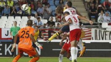 EL ÚLTIMO. Miranda remata a gol entre los defensores del Almería en lo que fue el 0-1 definitvo.