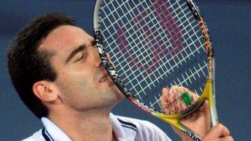 HNV12D:SPORT-TENNIS-WORLD:HANOVER,GERMANY,29NOV98 - Spain's Alex Corretja celebrates after he won the ATP-Tour world championships final against his compatriot Carlos Moya November 29. Corretja won 3-6 3-6 7-5 6-3 7-5. pem/Photo by Christian Charisius REUTERS