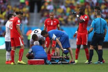 Steve von Bergen atendido por un fuerte golpe en la cara.