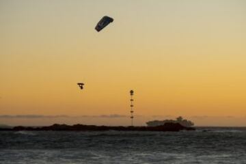 Un barco enorme, un palo de 15 metros, un atardecer precioso y el segundo clasificado, Aaron Hadlow.