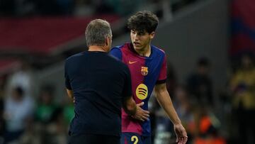 BARCELONA, 25/09/2024.- El defensa del FC Barcelona Pau Cubarsí habla con su entrenador tras ser sustituido durante el encuentro correspondiente a la séptima jornada de Laliga EA Sports que disputan FC Barcelona y Getafe CF, este miércoles en el Estadi Olimpic Lluis Companys, en Barcelona. EFE/Alejandro García