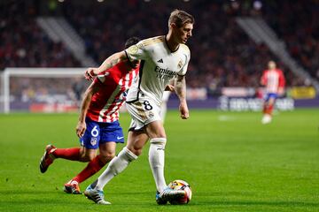 Kroos, perseguido por Koke.
