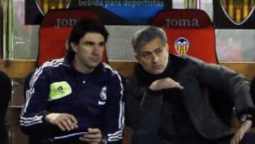 El entrenador portugu&eacute;s del Real Madrid, Jos&eacute; Mourinho (d), y su ayudante, Aitor Karanka, durante el partido en Valencia.