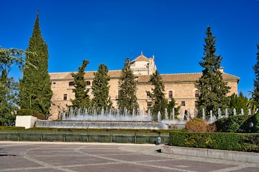 En 1526, el emperador Carlos V promovió la bula para fundar la Universidad de Granada, pero no fue hasta 1531 cuando el papa Clemente VII la firmó. Los antecedentes históricos de la Universidad se remontan a 1349, a una escuela de estudios superiores con financiación propia llamada “La Madrasa Yusufiyya” (Madraza de Granada) y que se creó durante el gobierno del emir Yúsuf I. Dicha institución entró en decadencia en los siguientes años hasta la caída del emirato nazarí de Granada en 1492. Los estudios que se impartían al inicio de la Universidad eran Artes, Teología, Leyes, Cánones y Medicina. Por sus aulas pasaron alumnos de la talla de Federico García Lorca, Pedro Antonio de Alarcón, Andrés Segovia, Niceto Alcalá Zamora, Antonio Azpitarte, Luis García Montero, Francisco Giner de los Ríos, Blas Infante, Milagro Almenara Pérez, Antonio Muñoz Molina y Joaquín Sabina. 