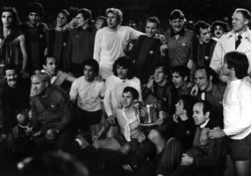 Copa del Rey 1977-1978. (19/04/78). Estadio Santiago Bernabéu. Barcelona-Las Palmas. Los azulgranas ganan 3-1. Los goleadores, Rexach en dos ocasiones, Brindisi y Asensi. Es la primera Copa con extranjeros y también hubo cambio en el color de las tarjetas, del blanco paso al amarillo.