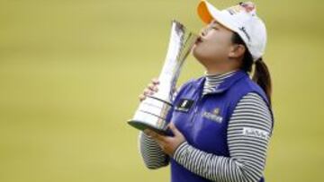 Inbee Park besa el trofeo tras ganar el British Open. 