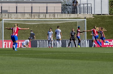 Deyna Castellanos marca el 0-1  y adelanta a su equipo en el electrónico.