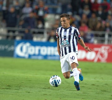 El 'Enano' llegó al futbol mexicano con muchos reflectores después de jugar en River Plate, Málaga y Granada. Sin embargo, el talentoso creativo argentino no pudo mostrar toda su calidad con Pachuca. Con los Tuzos jugó apenas 14 partidos y metió un gol. Después jugó con Quilmes y AEK Atenas. Su mejor versión la ha encontrado en la Universidad Católica de Chile, equipo con el que ha ganado cinco títulos (tres ligas y dos supercopas).