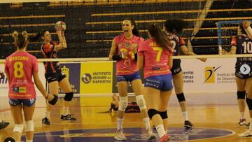 Omy Perdomo (en el centro), primera jugadora trans en la Superliga espa&ntilde;ola de voleibol. 