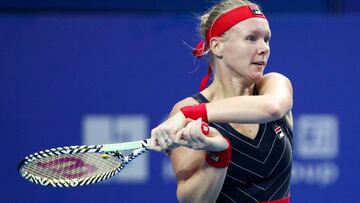 Kiki Bertens devuelve una bola durante su partido ante Maria Sakkari en el WTA Elite Trophy de Zhuhai.