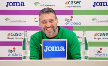 Ibon Navarro sonriente en sala de prensa.