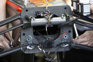 Los mecánicos de McLaren trabajan en uno de sus monoplazas.