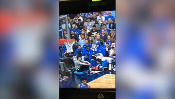 Cazan a Doncic jugando con un fan de la grada en pleno partido y EEUU le pone por las nubes...