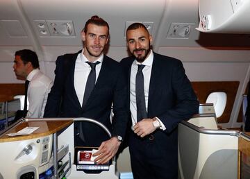 Gareth Bale y Benzema dentro del avión.