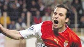 <b>DEMORA.</b> Ludovic Giuly podría ser el segundo refuerzo para el Barça.