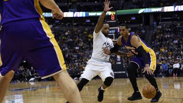 GRA017. DENVER, 14/03/2017.- El base de Los Angeles Lakers Jordan Clarkson (d) con el bal&oacute;n ante el base de los Denver Nuggets Jameer Nelson (i), durante la segunda parte del partido de liga de la NBA disputado anoche, 13 de marzo de 2017, en el Pepsi Center de Denver, Colorado (Estados Unidos). EFE/Todd Pierson