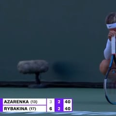 La bielorrusa Azarenka 'se quita' su bandera y rompe a llorar en pleno partido