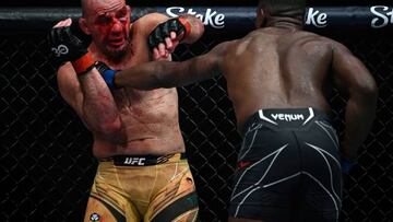 El brasileño Glover Teixera cae ante Jamahal Hill en el UFC 283.