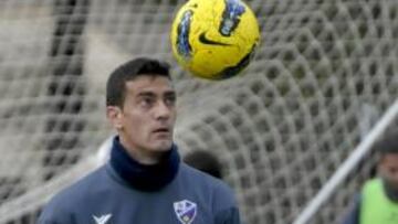 <b>CON GANAS. </b>Roberto, durante un entrenamiento con el Huesca.