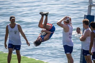 Curiosas fotografías tomadas desde el aire en la que se observa a un grupo de jugadores luchando por el balón en un campo de rugby flotante en el lago Lemán durante el Water Rugby Lausanne, un insólito torneo de tres días organizado por LUC Rugby que reunió a más de 240 jugadores en Lausana, en el oeste de Suiza.