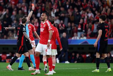 El árbitro alemán, Félix Zwayer, muestra la cartulina roja a Pau Cubarsí.