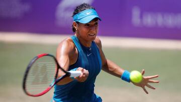 ****CORRIGE IDENTIFICACIÓN***GRAF5445. CALVIÁ (ESPAÑA), 22/06/2018.- La tenista francesa Caroline García, devuelve una bola a tenista estadounidense Sofia Kenin, durante el quinto día del Mallorca Open -EFE/CLARA MARGAIS