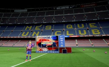 El dan¨¦s sale al Camp Nou con el 19 a la espalda.