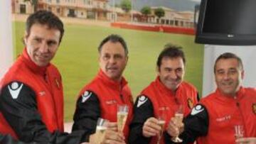 <b>BRINDIS. </b>El Mallorca, con Caparrós a la cabeza, brindó por un año 2012 lleno de alegrías.