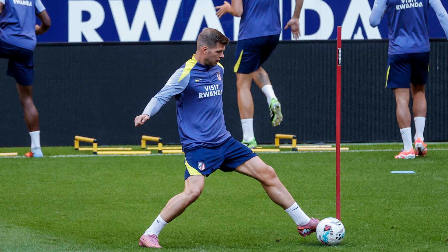 Sorloth y Almada, con el grupo