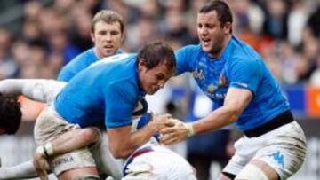 <b>FRENADO. </b>El italiano Parisse es placado por un jugador francés.